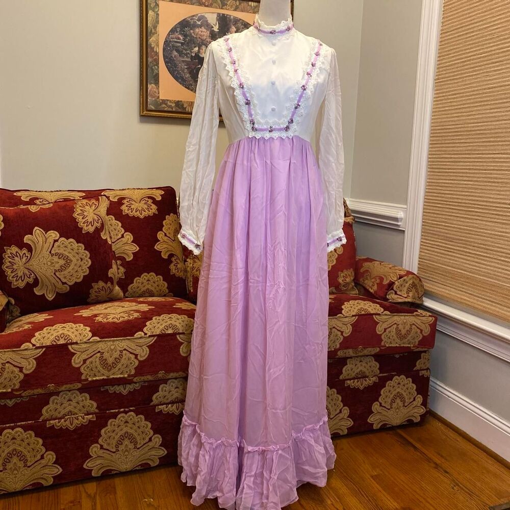 Vintage 70s Lavender and white prairie dress with lace trim florla details